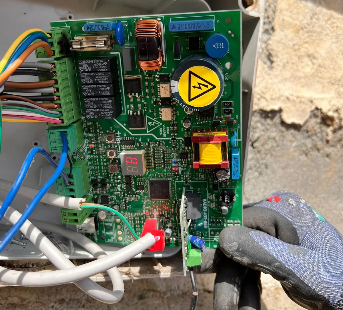 Riparazione della scheda elettronica di un cancello automatico